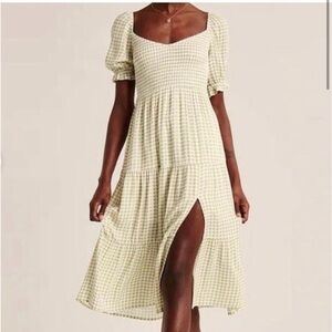 Abercrombie & Fitch Short puff sleeve smocked
Midi dress in green white gingham